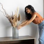 mulher decorando o vaso minimalista